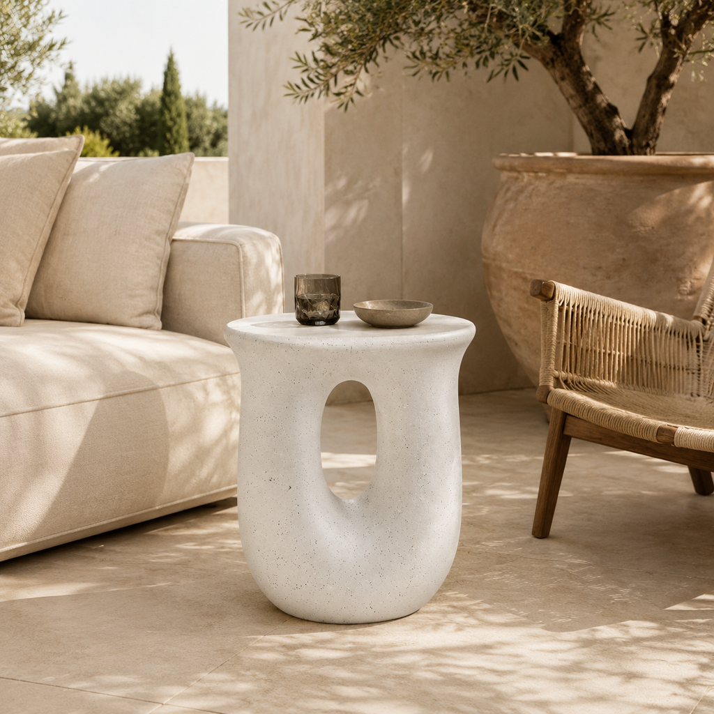 Table d'appoint blanc cassé sculpturale en béton léger