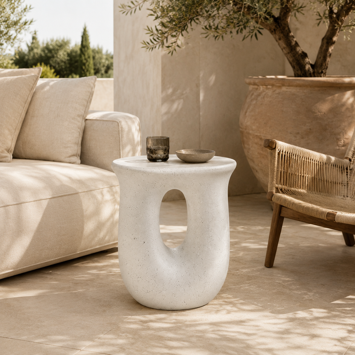 Table d'appoint blanc cassé sculpturale en béton léger